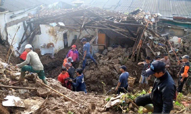 Gold mine landslide buries 20 miners in West Kalimantan