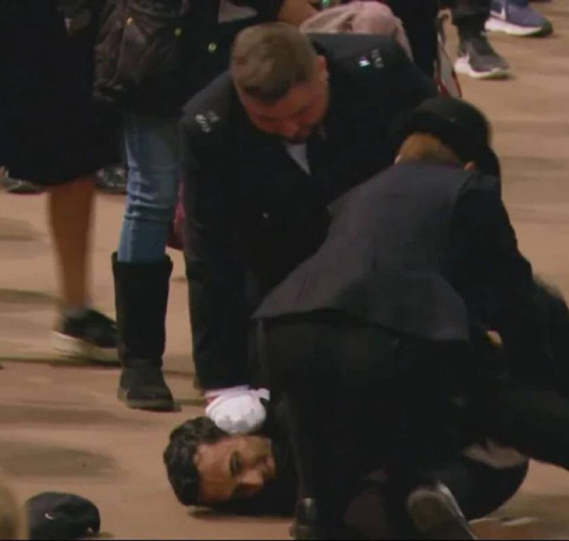London cops arrest man for disturbing Queen Elizabeth II’s coffin