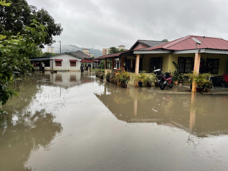 Flash floods hit 22 areas in Melaka, two relief centres opened