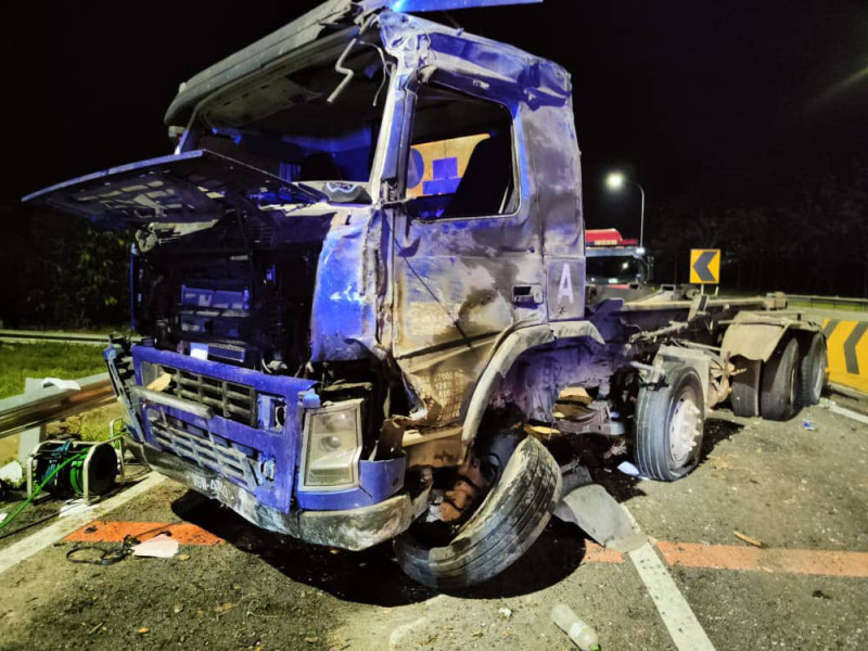 Garbage trailer skids on NSE near Menora Tunnel, killing driver