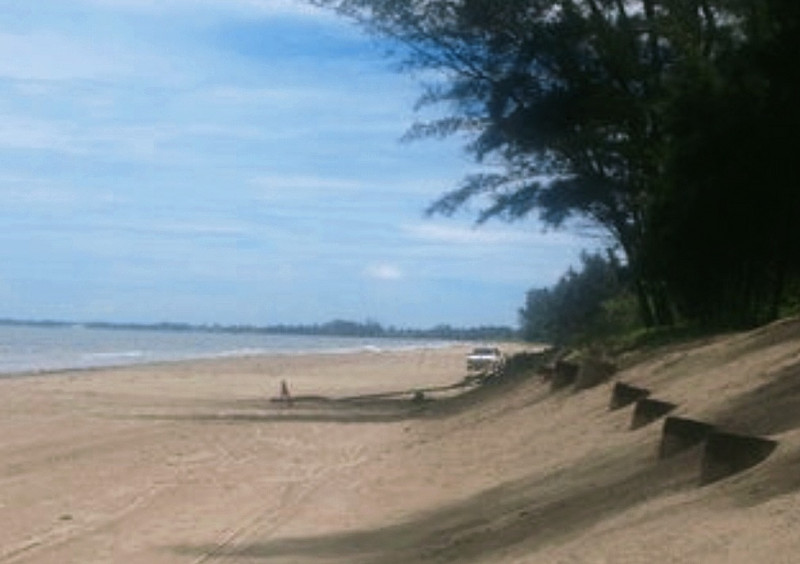 Miri teen girl vanishes, her belongings mysteriously arranged on beach