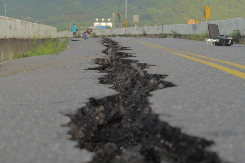 Rattled Taiwan hit by more aftershocks 