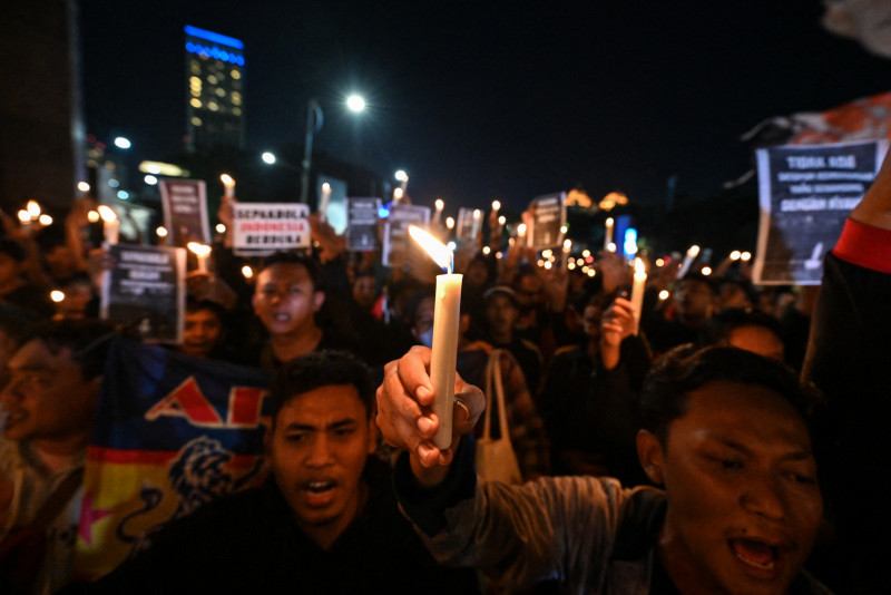 Relatives, survivors grieve at Indonesian hospital after stadium stampede