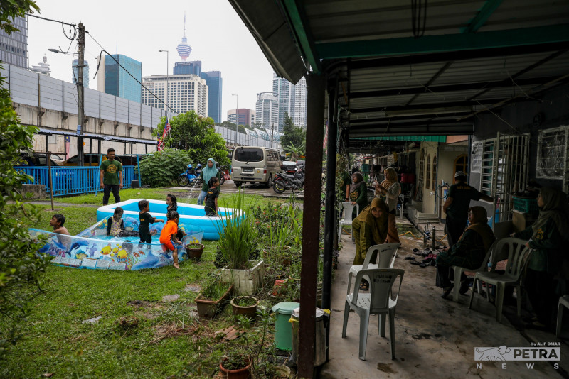 Budget 2023: one-off RM2,500 per low-income household of five or more kids