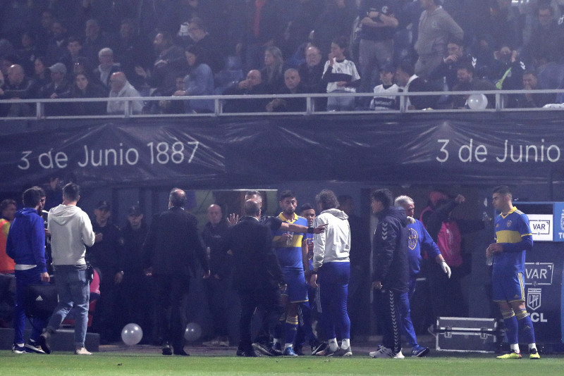 One died in Argentina football clash: official