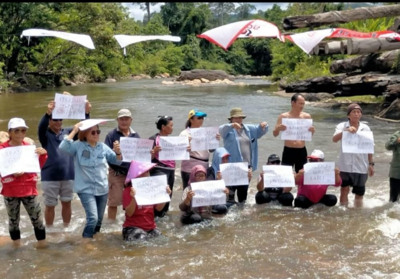 Natives take dip in river protesting S’wak govt inaction on collapsed bridge