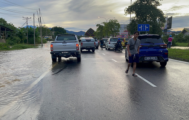 Drivers sleep in vehicles to wait out Penampang floods