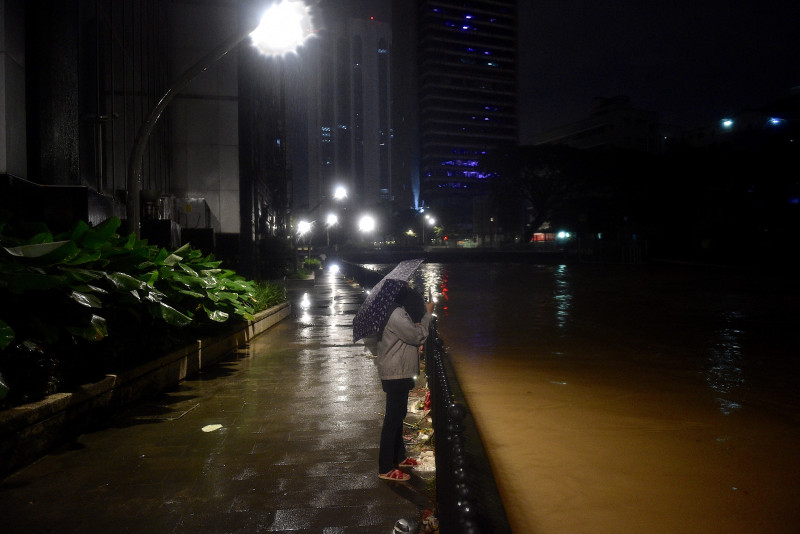Sg Klang above dangerous water level after early downpour