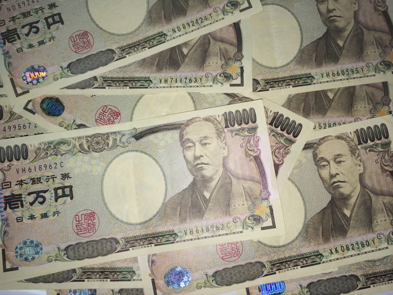 Yen hits lowest level against US dollar since 1990 