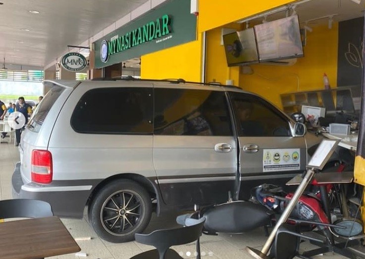 MPV crashes into popular chain beverage store in Ipoh