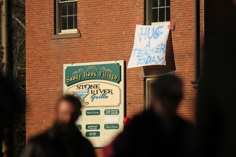 Conspiracist Alex Jones to pay nearly US$1 bil for Sandy Hook lies