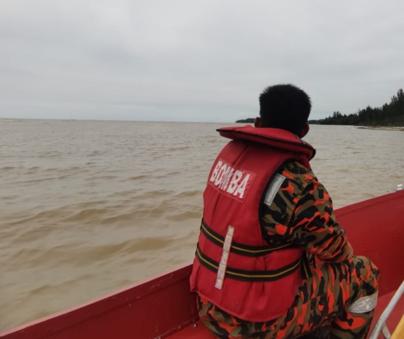 Crewman goes missing in South China Sea after waves batter timber barge