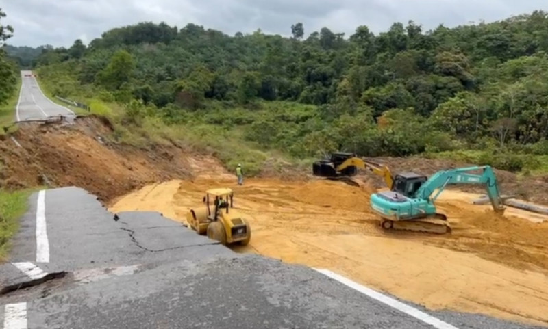 Slope Instability Caused Coastal Highway Collapse : S’wak Deputy Premier | Malaysia | The Vibes