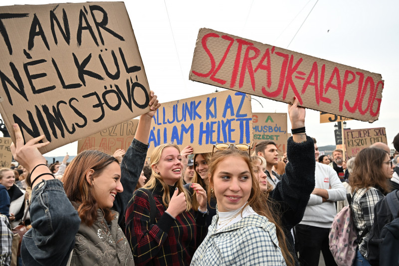 Thousands join Hungary teacher rebellion over ‘humiliating’ pay