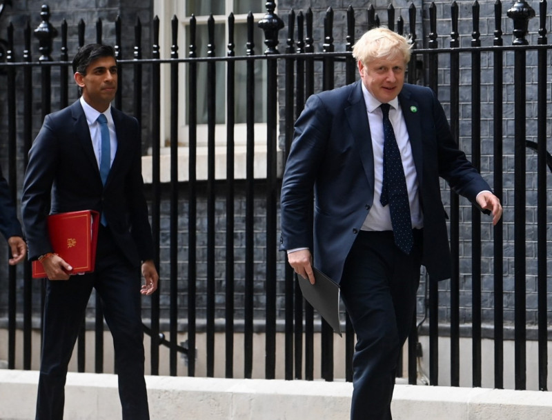 UK’s Johnson, Sunak meet amid private battle for Tory leadership