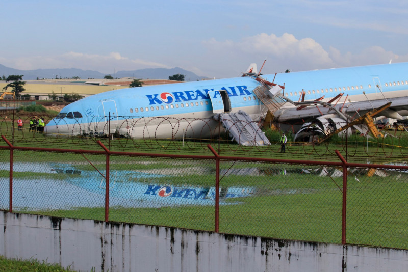 Korean Air plane overshoots Cebu runway