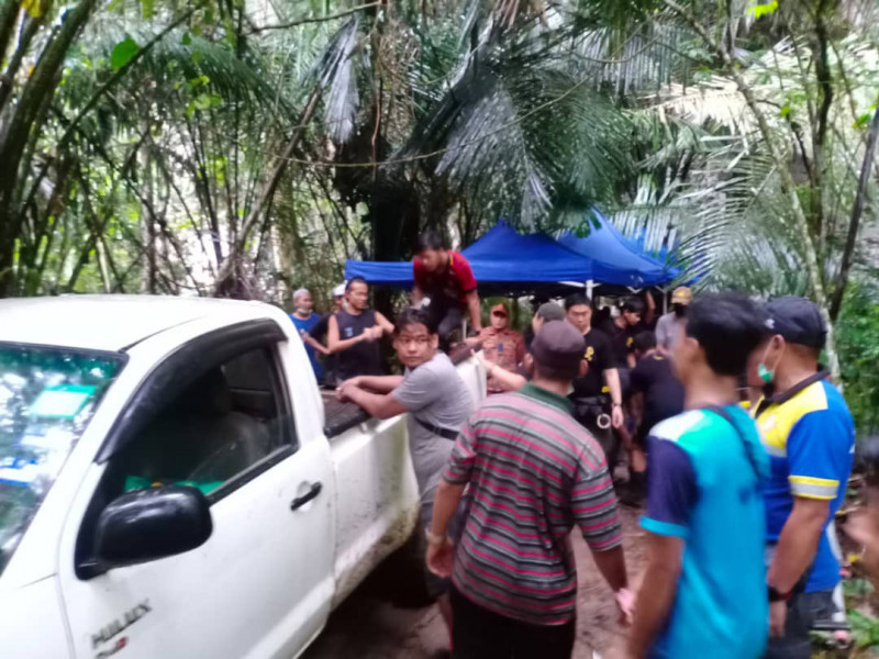Cops, Fire Dept rescue all 30 film crew members trapped in Gua Tempurung