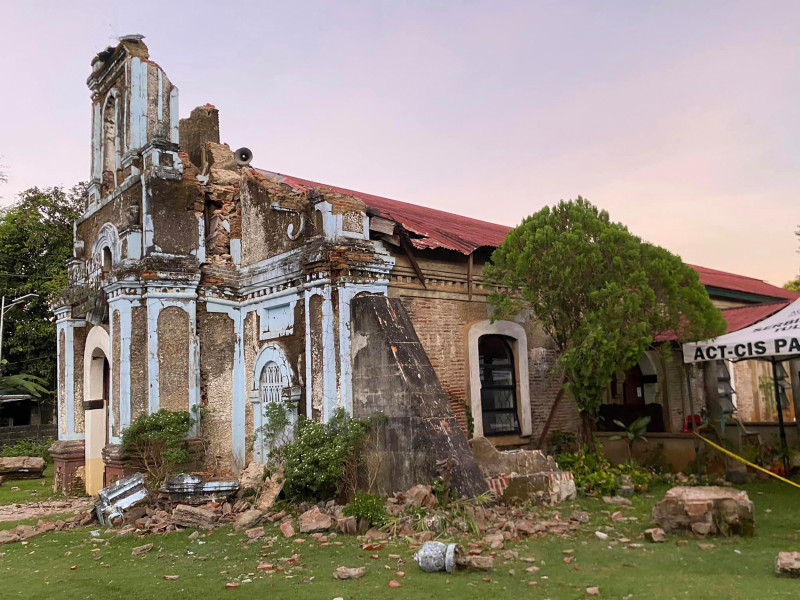 Residents fear to return home as aftershocks rock Philippines