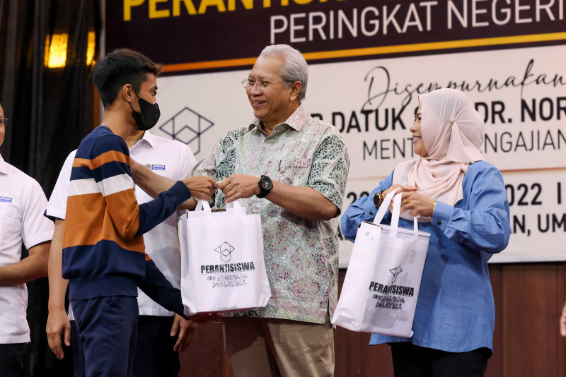 50,000 more PerantiSiswa devices on the way: Annuar