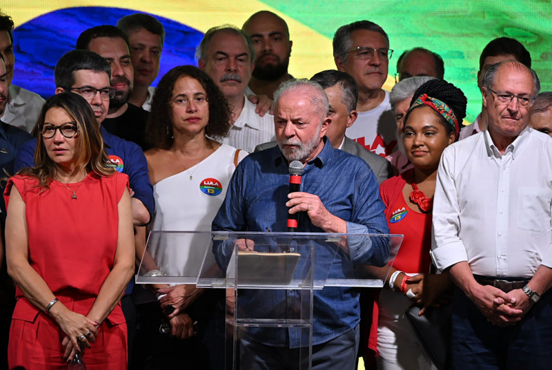 Leftist Lula wins in Brazil poll with narrow results