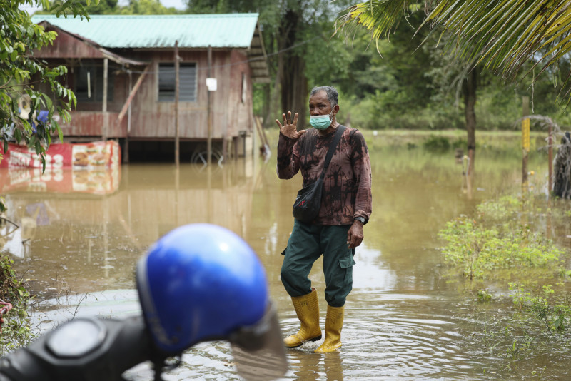 Flash flood victims in Segamat increase slightly to 42