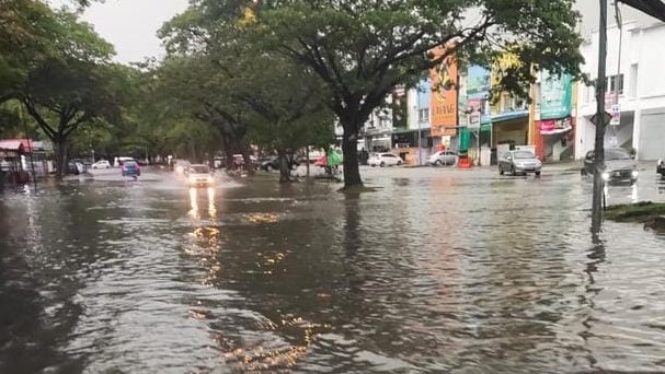 [UPDATED] Floods hit Shah Alam after two-hour heavy rain