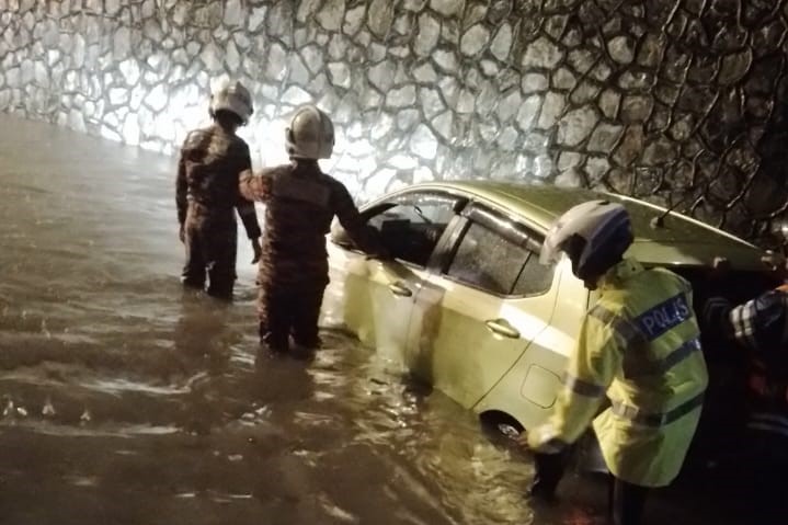 Rescuers save two drivers from floodsubmerged vehicles in KL