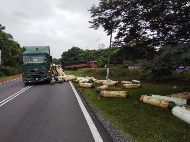 Lorry carrying ammonia overturns in Melaka, hazmat team deployed