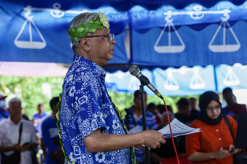 GE15: claims of bought army votes untrue, Ismail Sabri tells Anwar to apologise
