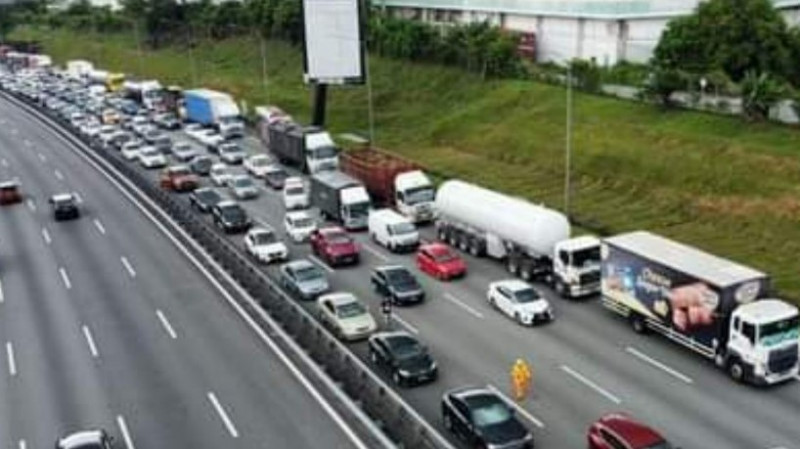 Five-vehicle pile-up in Nilai kills one, injures four