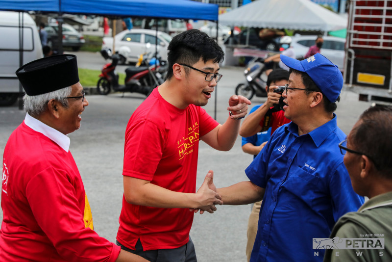 GE15: Ipoh night market sees Pakatan, BN, Perikatan candidates cross paths
