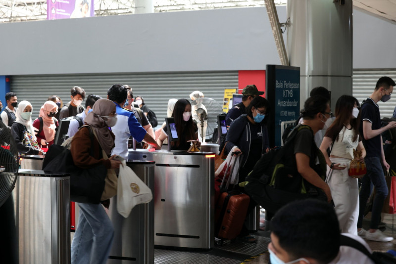 GE15: transport hubs teem with voters returning home