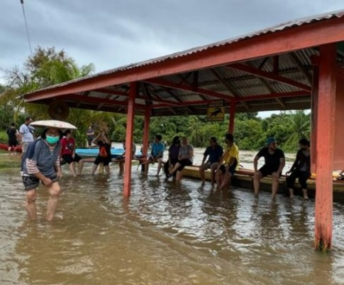 GE15: voters forced to brave harsh conditions as Baram flooding worsens