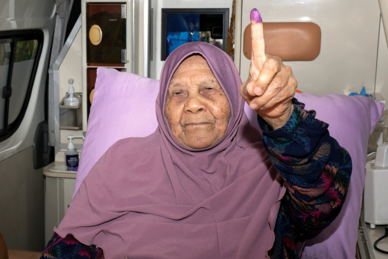 GE15: ex-Terengganu MB’s widow votes from ambulance