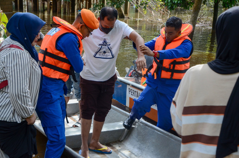 GE15: three generations in one family wade through flood to cast ballot