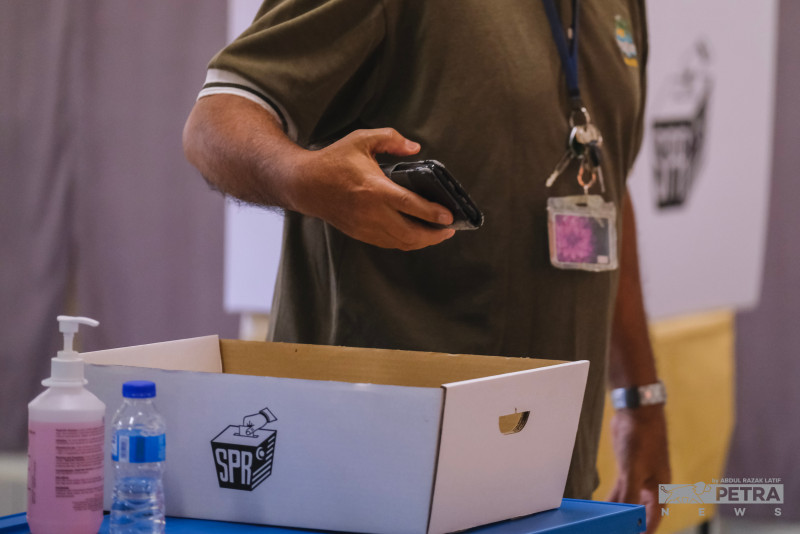GE15: voters laud mobile phone ban at polling booths
