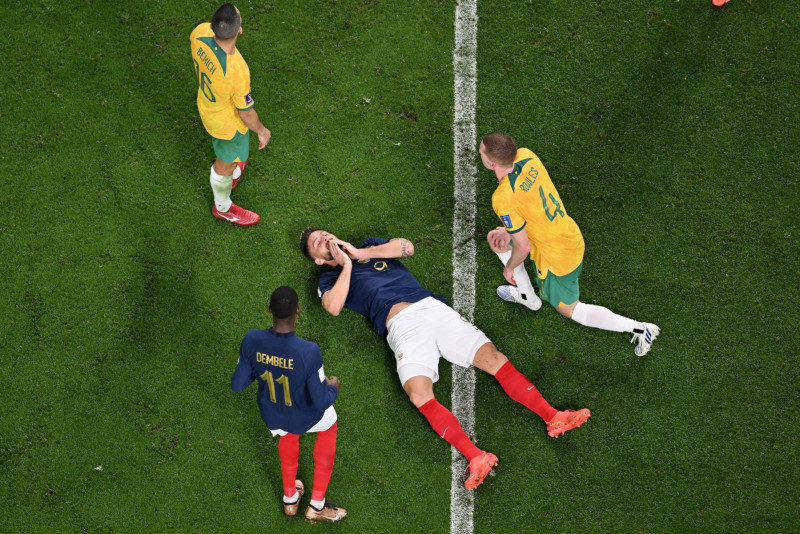 World Cup holders France sink Australia 4-1