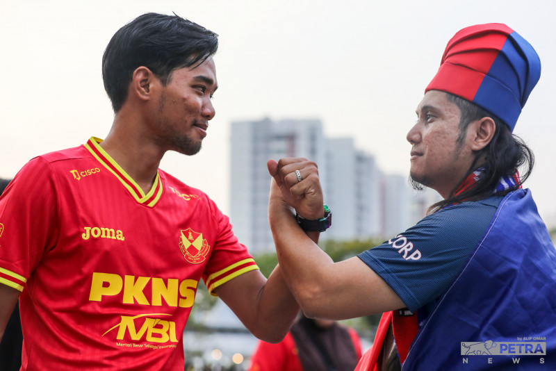 Bukit Jalil a riot of colour as kick-off looms in Malaysia Cup final