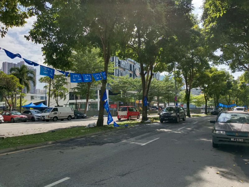 Abandoned GE15 campaign flags, banners becoming road hazards