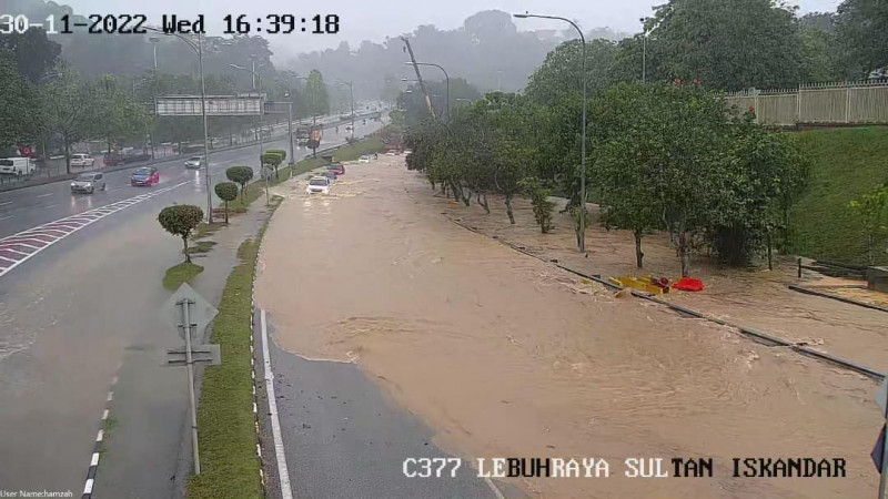 [UPDATED] Flash floods strike Klang Valley highways, residential areas