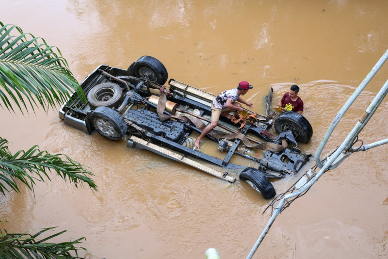 Pickup truck plunges into river in Marang, killing elderly woman driver