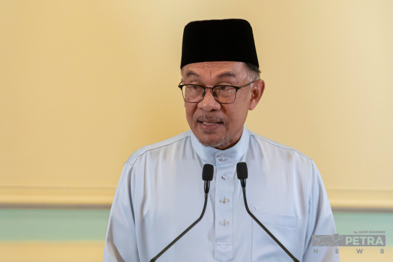 Anwar pledges loyalty to king, queen in Dewan Rakyat speech