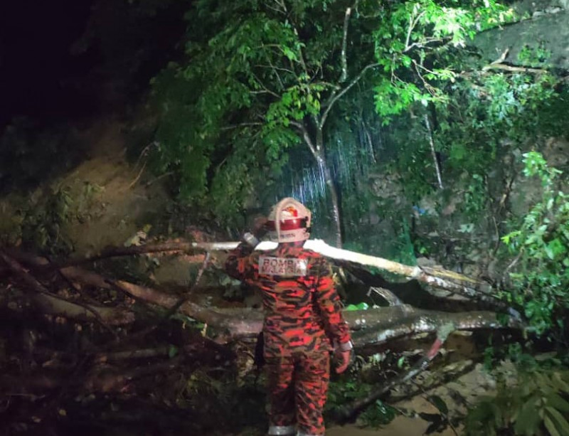 Heavy rain causes landslide at Saraka Apartment in Puchong