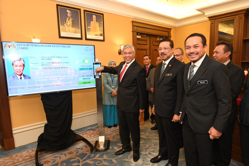Zahid starts official duties as DPM at Perdana Putra today