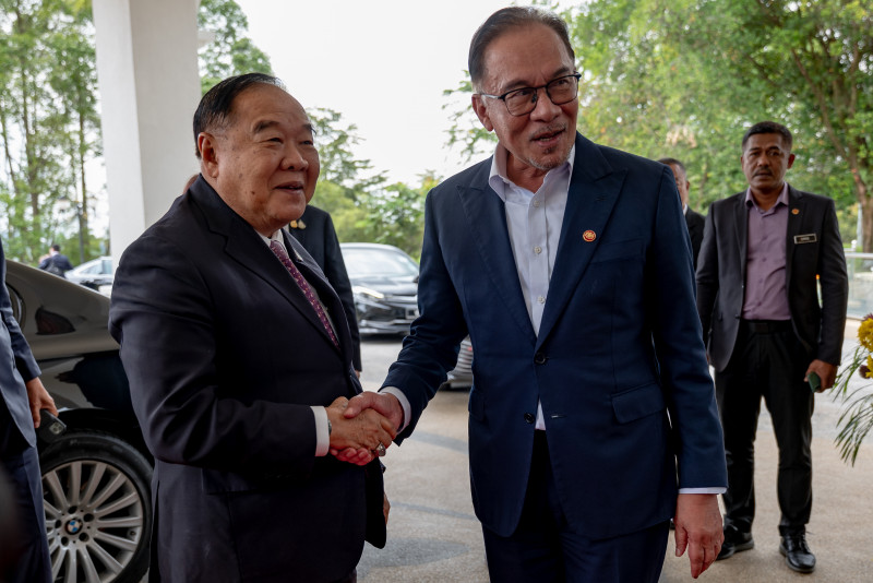 Anwar receives courtesy call from Thai DPM Prawit