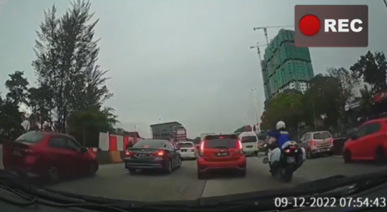 Netizens laud clip showing Anwar’s convoy giving way to ambulance