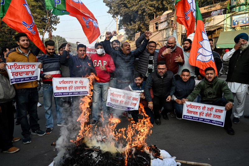 BJP members burn effigies of Pakistan’s foreign minister