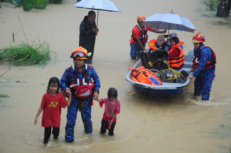 Rescuers save stroke-stricken elderly couple in Jertih flood