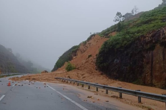 Landslide blocks LPT2 near Dungun