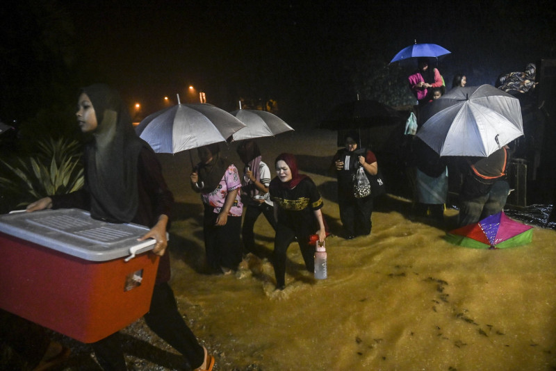 Floods hit Pahang while more people evacuated in T’ganu, Kelantan